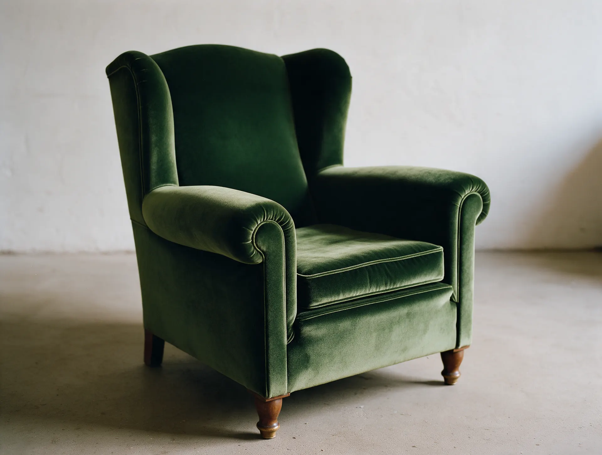 La stessa poltrona rifatta in velluto verde