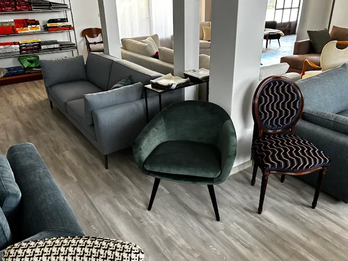 Poltroncina in velluto verde e sedia a medaglione nel laboratorio